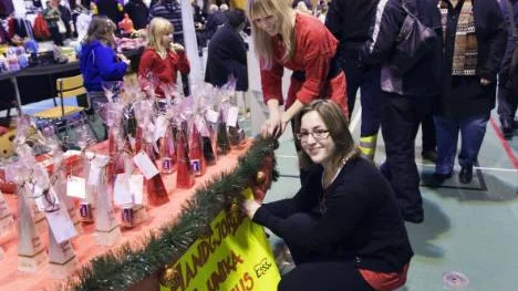 Emmelie Nilsson, sittande på huk, och Sofia Everos dukade upp specialtillverkade juleljus.