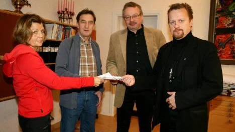Irene Svonni, Lärarnas Riksförbund, och Kjell Määttä, Lärarförbundet, lämnade över en protestlista till kommunalråden Lars Törnman (kip) och Kenneth Stålnacke (s). Lärarna protesterade mot besparingarna inom skolan. FOTO: Alexander Linder