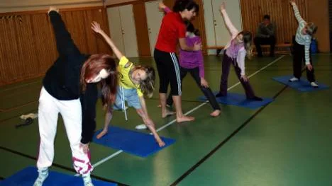 Annika Berggren visar med hjälp av Fatime hur rörelsen ska gå till. Amanda Sandström och Emmy Midbjer står i förgrunden och Emma Pakarinen och Martina Lundmark i bakgrunden. FOTO: Lena Tegström