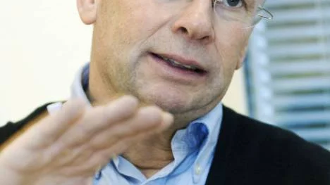 Lars "Osten" Bergström vill inte förlänga kontraktet med tränarparet Kyrö/Rönnberg. Åtminstone inte än. Han vill först se hur säsongen               slutar . Om Luleå missar slutspelet kan sportchefen tänka sig ett tränarbyte. "Då har vi missat två år i rad och måste ta oss en funderare", säger han.