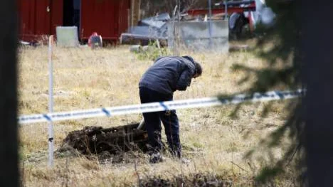 En tekniker undersökte en grop vid stugan.
