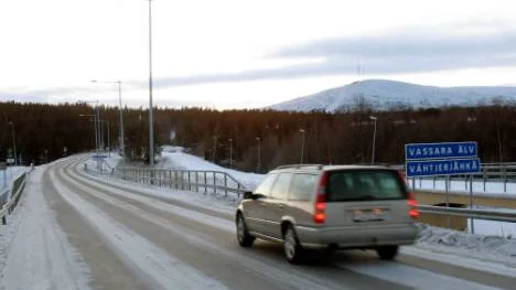 Här intill bron blev den 49 årige gällivarebon påkörd den 19 november 2008 när han var på väg hem från jobbet. Han hade bara några 100-meter kvar när han blev påkörd av den 30-årige mannen. Bilen på bilden var inte inblandad i olyckan. FOTO: John Filipsson