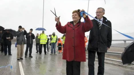 Klippet! Tekniska nämndens ordförande Margaretha Lindbäck klippte det blå bandet vid invigningsceremonin av Universitetsleden. Kommunalrådet Karl Petersen kallade leden för vägen till framtiden. Foto: AGÖRAN STRÖM FOTO: Göran Ström