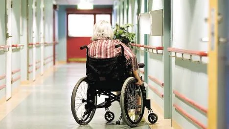 "Vi är rädda för de breda linoleumkorridorerna där vi inte längre är unika personer med ett långt livs erfarenheter bakom oss, där vardagen är grå och händelselös och där vi dör innan den fysiska döden kommer", skriver Berit Rollén och Monika Olin Wikman i boken "Vi vill inte bli gamla som äldreomsorgen ser ut idag". FOTO: PONTUS LUNDAHL / SCANPIX /