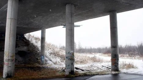 Vid viadukten under Lombololeden lyckades en flicka slå sig fri vid ett våldtäktsförsök i torsdags.