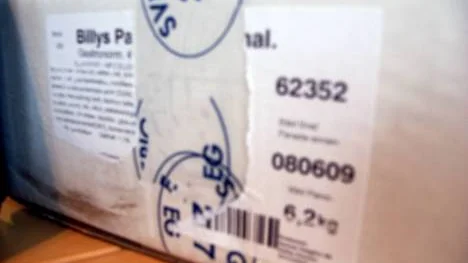 I den här kartongen kom pizzan som barnen åt fredag den 26 september. Nu är det klarlagt att pizzan inte var gammal utan märkt enligt den nya EG-förordningen. I enlighet med den märkningen bör pizzan förbrukas senast 8 juni 2009.