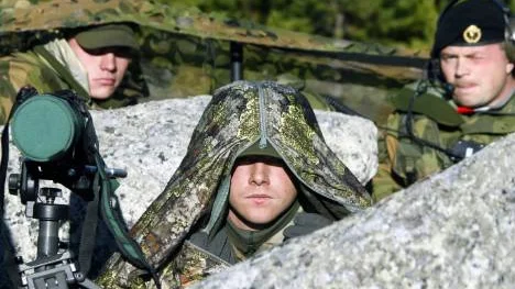 Norska eldledare deltar i övningen och använder svenskt och norskt artilleri.