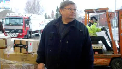 Busstationens Roland Björkén kunde bara konstatera att vägarna är för farliga för att färdas på och flera turer ställdes därför in under gårdagen. FOTO: linda danhall