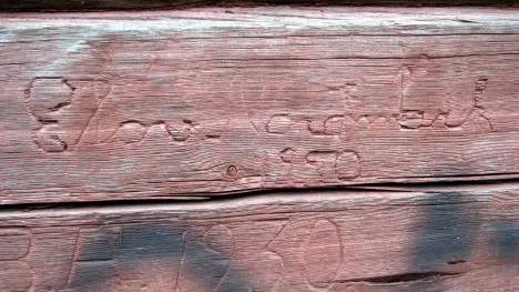 Den här timringen lär vara cirka 150 år gammal. Minnet av dem som flyttade fäbodstugorna till Franslandet lever länge.