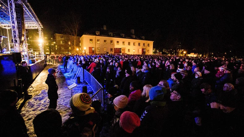 Mycket folk hade samlats på borggården i Linköping för att delta i nyårsfirandet.