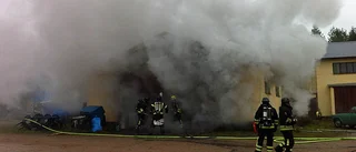 Våldsam brand i garage