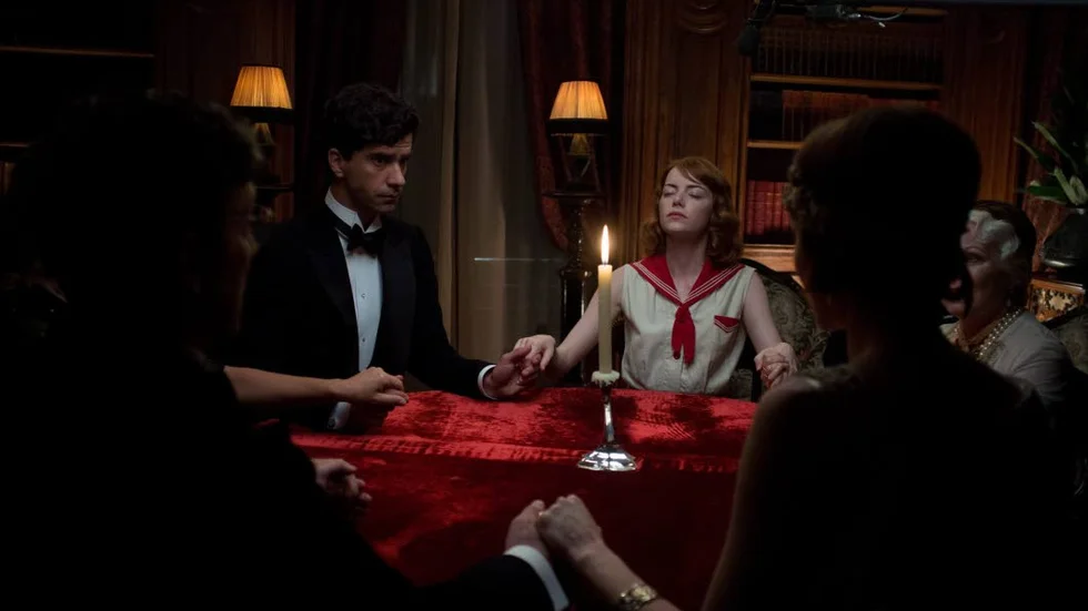 Synsk. Emma Stone spelar mediet Sophie, som ordnar seanser för rika britter på Rivieran. Colin Firth kallas in för att avslöja bluffen i "Magic in the moonlight".