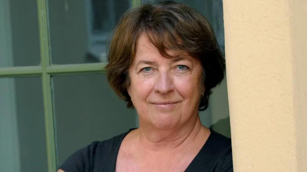 Linda Olsson är en internationellt känd författare, redan från debutromanen "Nu vill jag sjunga dig milda sånger", som kom ut 2006.