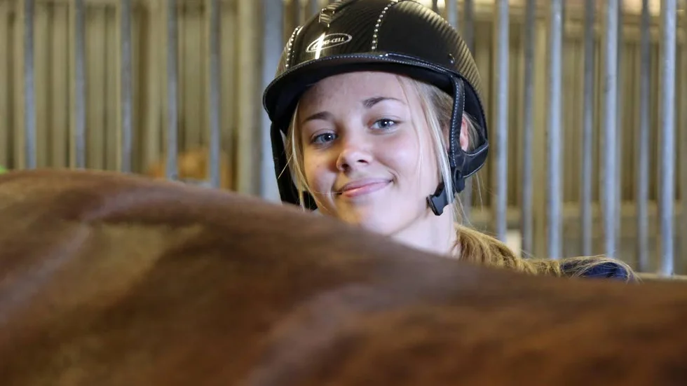 Längtar. Emma Sjöberg längtar till måndagseftermiddagarna i skolan. Då är det nämligen lektioner på Vretagymnasiet. Teori och praktik med häst.