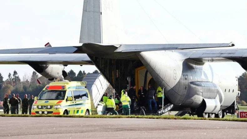 Flygande sjukhus. Intensivvårdssjuksköterskor, läkare, ambulanspersonal och en flygbesättning från Såtenäs tränade i går på Malmen. De måste vara beredda på att när som helst flyga till Västafrika för att hämta svenskar som smittats av ebola.