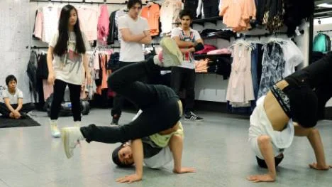 Until the end crew visade sina färdigheter i breakdance i en av butikerna.                                                                                 FOTO: Hans Sternlund