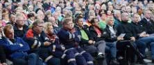 Fullsatt stadshus i mötet om kirurgin