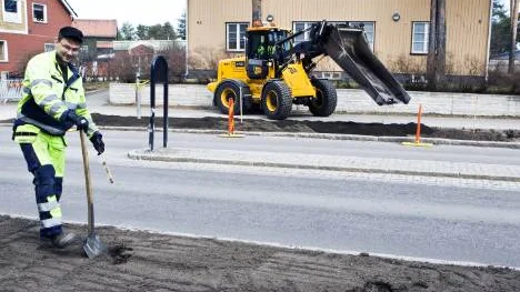 Krister Engman gräver glatt gropar för nya träd efter Kungsgatan.<_Bildtext Fotobyline>FOTO: Carolina Makkula</_Bildtext Fotobyline>