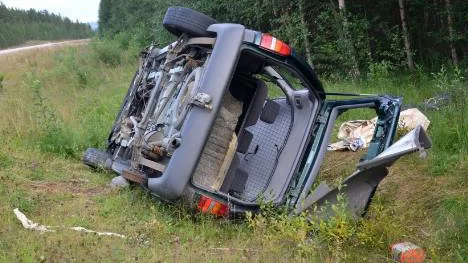 Den här bilen övergavs för över en månad sedan på en parkeringsficka längs E10:ans södra infart till Hakkas. Nu ligger den vält och sönderslagen i diket.FOTO: Maria Ödalen