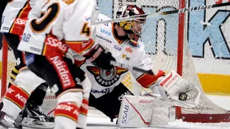 STOCKHOLM 2011-03-01 
Luleås målvakt David Rautio räddar med plocken i tisdagskvällens elitseriematch i ishockey mellan AIK och Luleå HF på Hovet i Stockholm. 
Foto: Janerik Henriksson / SCANPIX / Kod 10010