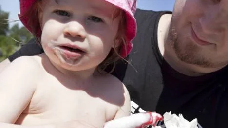 Liv Englén, 1,5 år är för första gången och badar på Storön. "Det är så barnvänligt här eftersom det är långgrund", säger pappa Mikael Englén.