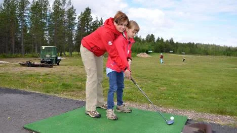 Annika Horneij ger dottern Ellen värdefulla råd i konsten att slå. I golfen har mor och dotter funnit sitt gemensamma intresse.FOTO: Maria Ödalen