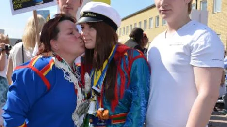 Terese Poggats får en puss av mamma Lena Poggats. Pojkvännen Daniel Wikman och brorsan Kristoffer Poggats grattar.