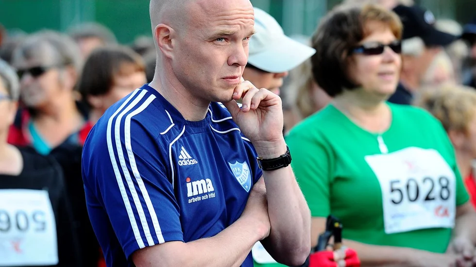 IFK-tränaren Fredrik Waara lägger upp taktiken inför milen.