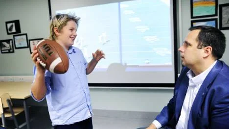 Tim Foster från Luleå Eskimos i värvartagen. Han berömmer Tim Marieta Johansson för hans kastteknik. "Det är roligt", säger 13-åringen som är beredd att testa amerikansk fotboll.