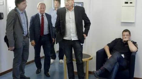 En sammanbiten Johan Isaksson tillsammans med sin försvarsadvokat Tomas Johansson. Längst till vänster kommunjurist Andreas Wallsten. Längst till höger alkoholhandläggare Håkan Auland.FOTO: Göran Ström