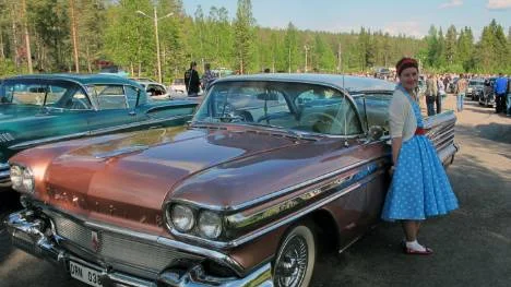 USA-bilar var länge männens revir. Men nu kommer kvinnorna på bred front. Här är det Christelle Jakobsson, Gällivare, som visar upp sin Oldsmobile 1958.FOTO: John Filipsson