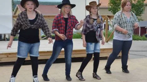 Lite Line Dance bjöd dessa tjejer wilma Enberg, sanna Sandgren och systrarna Moa och Lovisa Lind på.