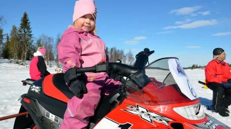 Nathalié Blombacke är sex år men redan en erfaren skoterförare. Hon var bland de yngsta som ställde upp i skoterdragracingtävlingen.FOTO: Sandra Daniloff