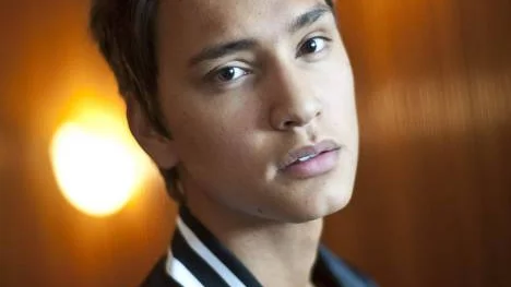 Alexander "Newkid" Ferrer släpper sin debutskiva i dagarna. En r´n´b-platta på svenska: "Jag försöker använda ord som man använder när man snackar med sina polare. Vi använder inte gammeldags svenska, det är mycket slangord som jag tycker är fett att säga i mina texter sen", säger han.