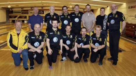 Kiruna AIF bowling. Övre raden: Kjell Nyberg, Tomas Nordström, Peter Wiklund, Max Zackrisson, Joacim Lundström, Fredrik Thornéus och Peder Sterner.Nedre raden: Stefan Thörn, Jan Norrblom, Daniel Unander, Peter Gärderblom, Thomas Heikki och Emil Bodén.