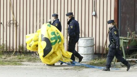 Polisen plockar ned Greenpeace banderoll efter att ha avbrutit protesten i Nedre Vojakkala.FOTO: Göran Ström