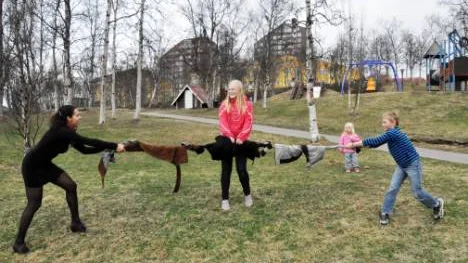 Längs linjen som markerar den första            sprickbildningszonen ska konstnären Lina Issa samla Kirunaborna. Tanken är att skapa ett rep av kläder som ska räcka hela den nästan tre kilometer långa sträckan.FOTO: Åsa Junkka