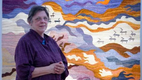 Christina Lindmark låter de starka färgerna lysa i utställningen Fem årtionen textil. Här framför favoriten Renbetesland, gobelängteknik från 1974.