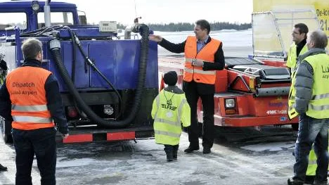 "Den här kallar vi för bajsbilen". Svedavias Mikael Öhman tog besökarna på en rundtur på flygplatsen i samband med öppet hus-arrangemanget. Kalle Odensten (längst fram) var en av de som lyssnade mest uppmärksamt. Den blå bilen med slangarna tömmer toaleterna när flygplanen har landat.