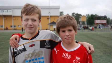 Två ungtuppar på Lilla VM.  Isac Lundeström, 11 år och lagkamraten Gustav Stålnacke, 12 år Gällivare SK, som utsågs till turneringens bäste målvakt.
