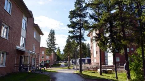 Två nya femvåningshus byggs på Forsheden, intill befintlig bebyggelse.  Ett av dem syns till höger.FOTO: Marie Ridderström