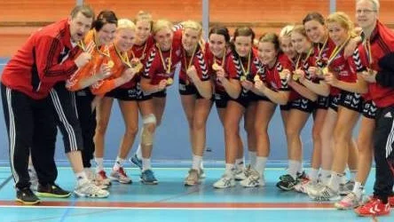 Kiruna Handboll jublar efter helgens efterlängtade DM-seger. foto: mats henriksson