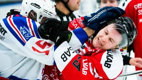 Grinigt värre mellan Kirunas David Jonsson och en motståndare.