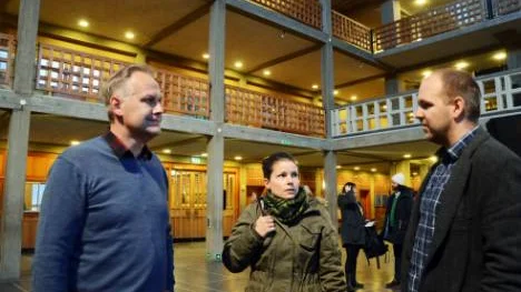Jonas Sjöstedt besökte klassisk strejkmark i Kiruna stadshus tillsammans med partikollegorna Marie Persson och Niklas Sirén.FOTO: HANS STERNLUND