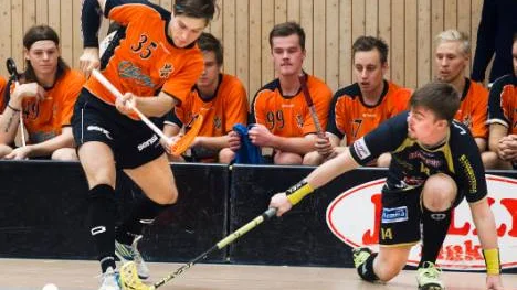 Hampus Modigs och hans IBK Luleå var hela tiden steget Kiruna i länsderbyt. Luleå vann med 9-6 efter en stark start.