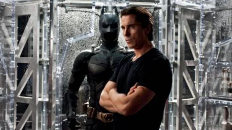 För tredje och sista gången, lovar regissören Christopher Nolan, drar Christian Bale nu åter på sig Batman-kostymen.FOTO: 20th century fox