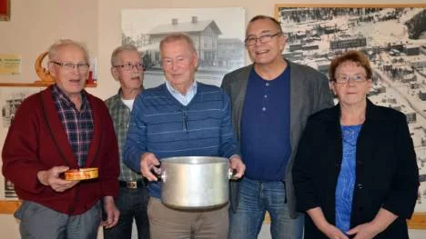 Tornedalingar i Gällivare samlas till surströmmingsfest. Ture Andersson, Lars Lired, Per-Eric Tina, Hasse Stenudd, Karin Aspholm.