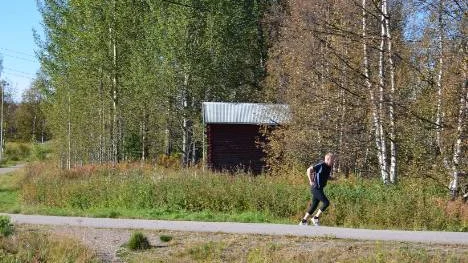 Många löptränar längs strandpromenaden. Inte minst en solig, klar höstdag som denna.