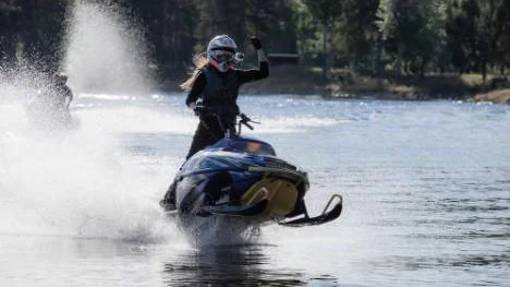 Niina Kallojärvi från Finland var den enda kvinnliga skoterföraren i succéarrangemanget Jokkmokk watercross som arrangerades i helgen.FOTO: Malin Sundberg