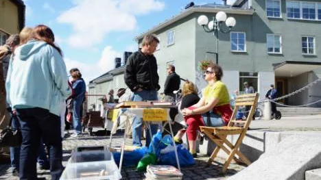 Ett 15-tal försäljare fanns på plats med allt ifrån 60-talsdeckare till uppslagsverk staplade på hög. Men en av försäljarna, Siv Henriksson, efterlyste fler billiga barnböcker på loppisen.FOTO: Aron Engman